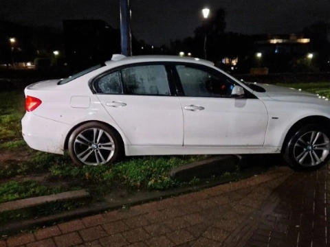 Bestuurder rijdt auto vast op trambaan